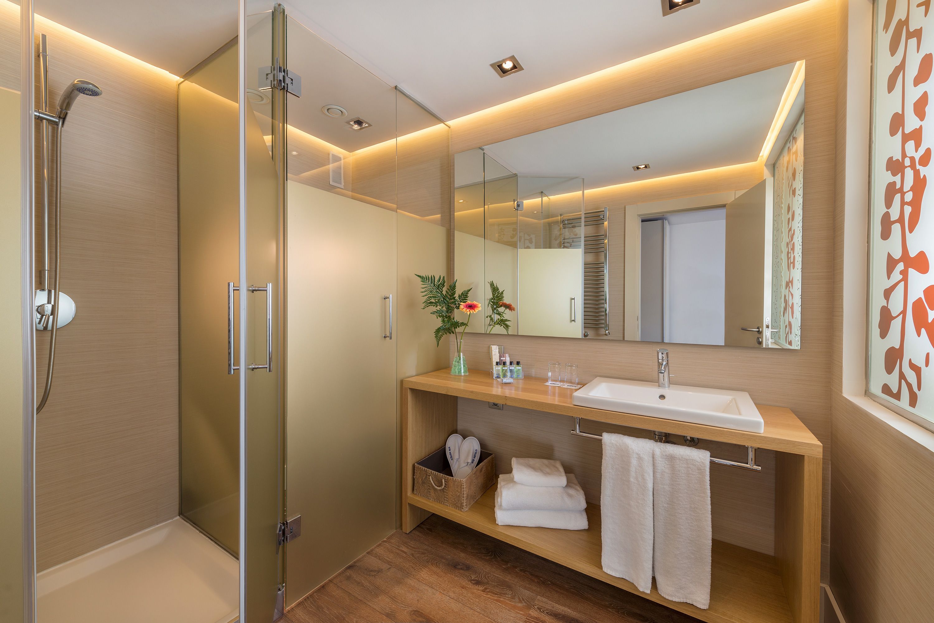 combined shower/bathtub, free toiletries, hair dryer, bidet