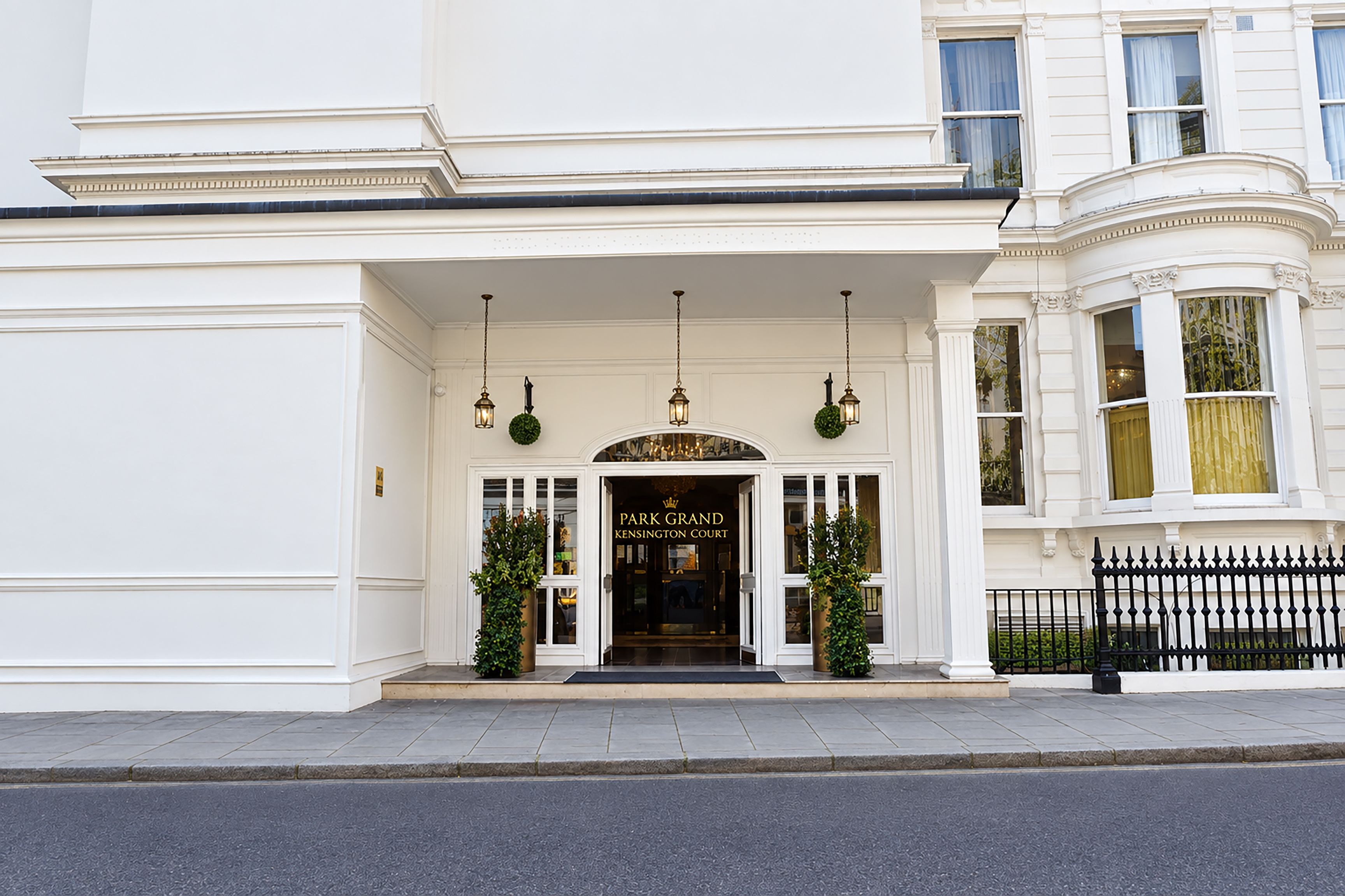 Une entrée imposante, sur laquelle on peut lire l’inscription : « Park Grand Kensington Court ».