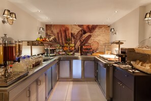 Daily English breakfast for a fee - Park Grand Paddington Court (London)