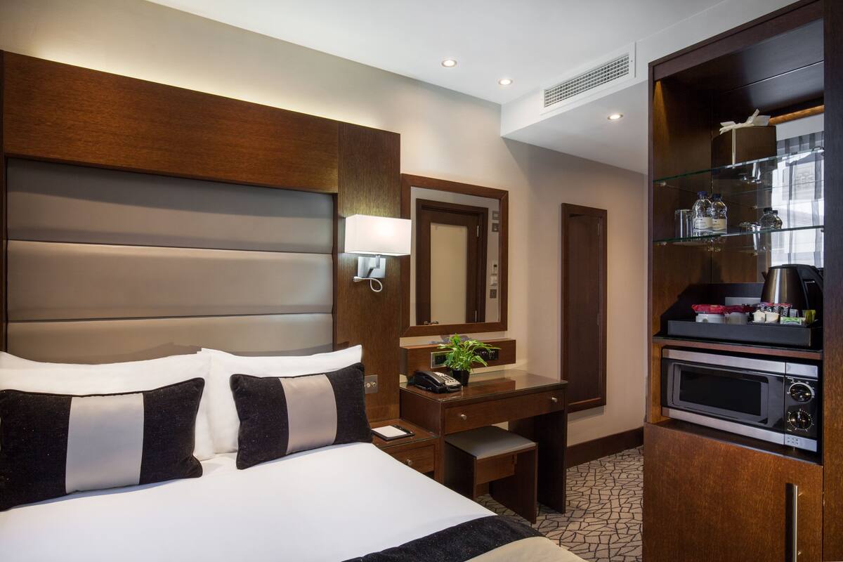In-room safe, desk, laptop workspace, blackout drapes