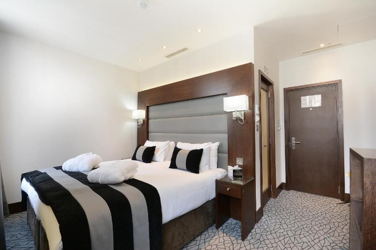 Classic Double Room | In-room safe, desk, laptop workspace, blackout drapes
