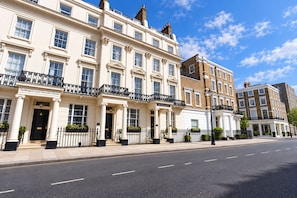 A row of traditional buildings with a clear sky. - Sunday London Paddington Hotel (London)