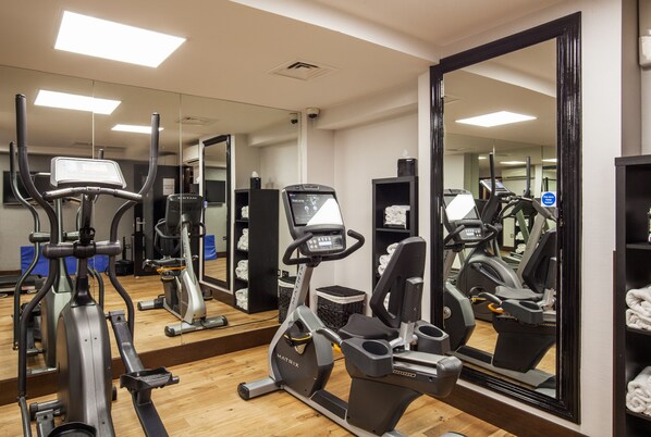 A gym with cardio machines, mirrors, and exercise equipment. - Sunday London Paddington Hotel (London)
