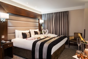 Kamar Double Klub | Brankas, meja kerja, ruang kerja ramah laptop, dan tirai kedap cahaya