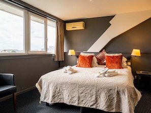 Standard Quadruple Room | Minibar, in-room safe, desk, iron/ironing board - Hotel Gravensteen (Ghent)