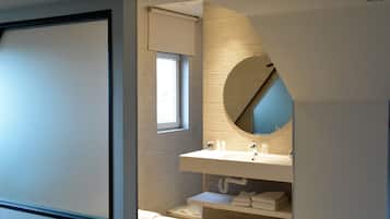 Un baño moderno con bañera, lavabo y espejo.