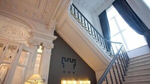 A grand staircase with ornate railings and a decorative ceiling. - Hotel Gravensteen (Ghent)