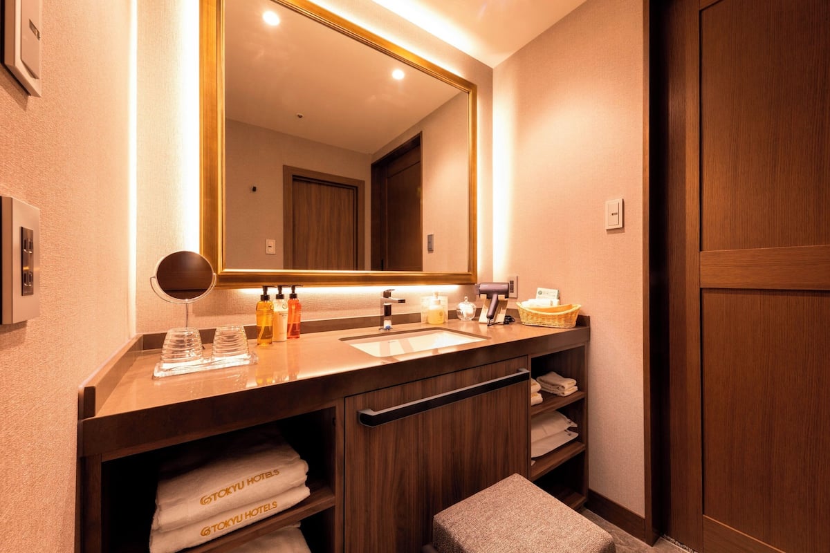 concept room "arbre" (3rd floor) entrance side, non smoking | bathroom | combined shower/bathtub, free toiletries, hair dryer, slippers