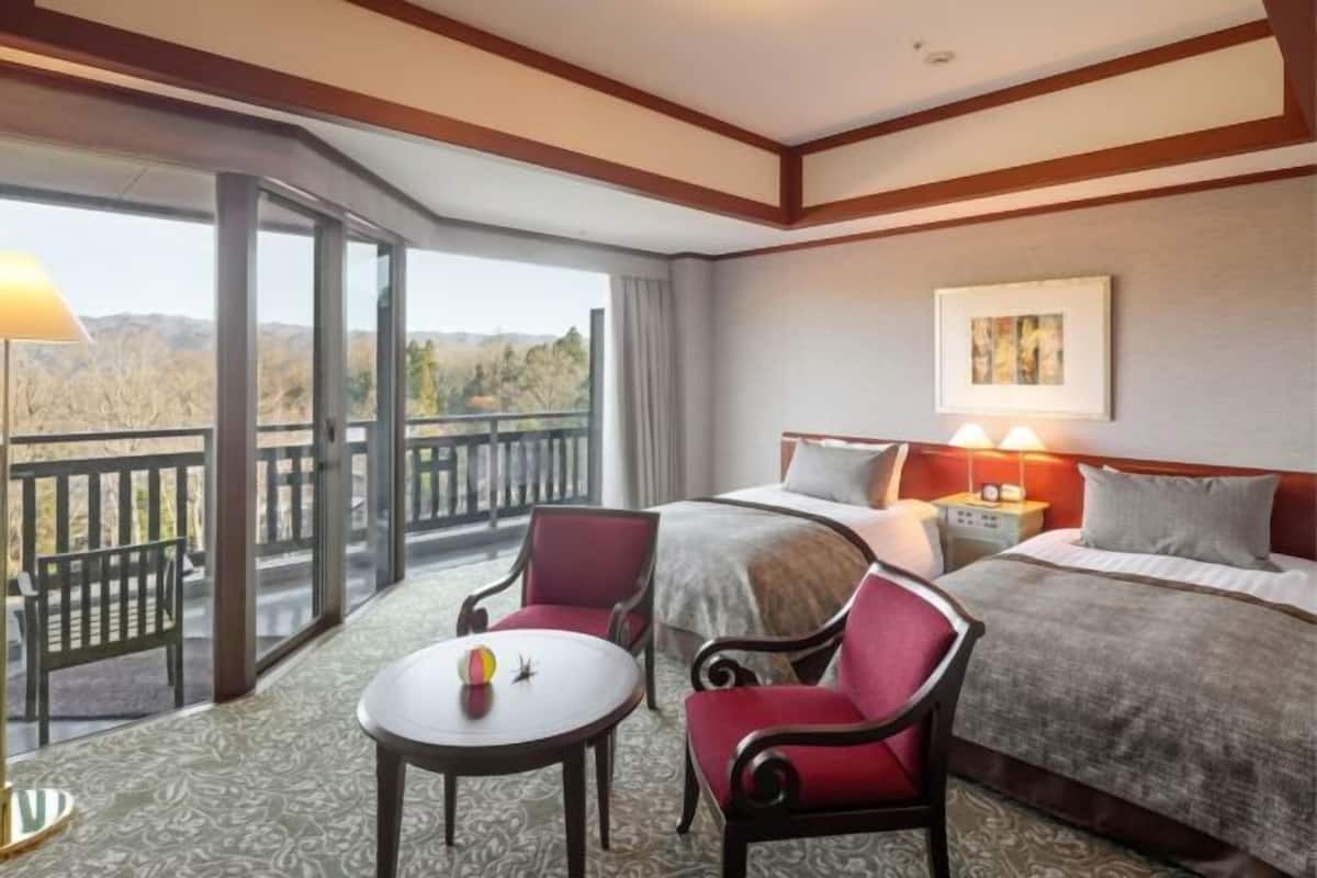 Down comforters, in-room safe, blackout drapes