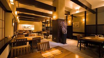 2 restaurants; breakfast, lunch, and dinner served