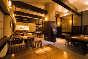 2 restaurantes; se sirve desayuno, almuerzo y cena