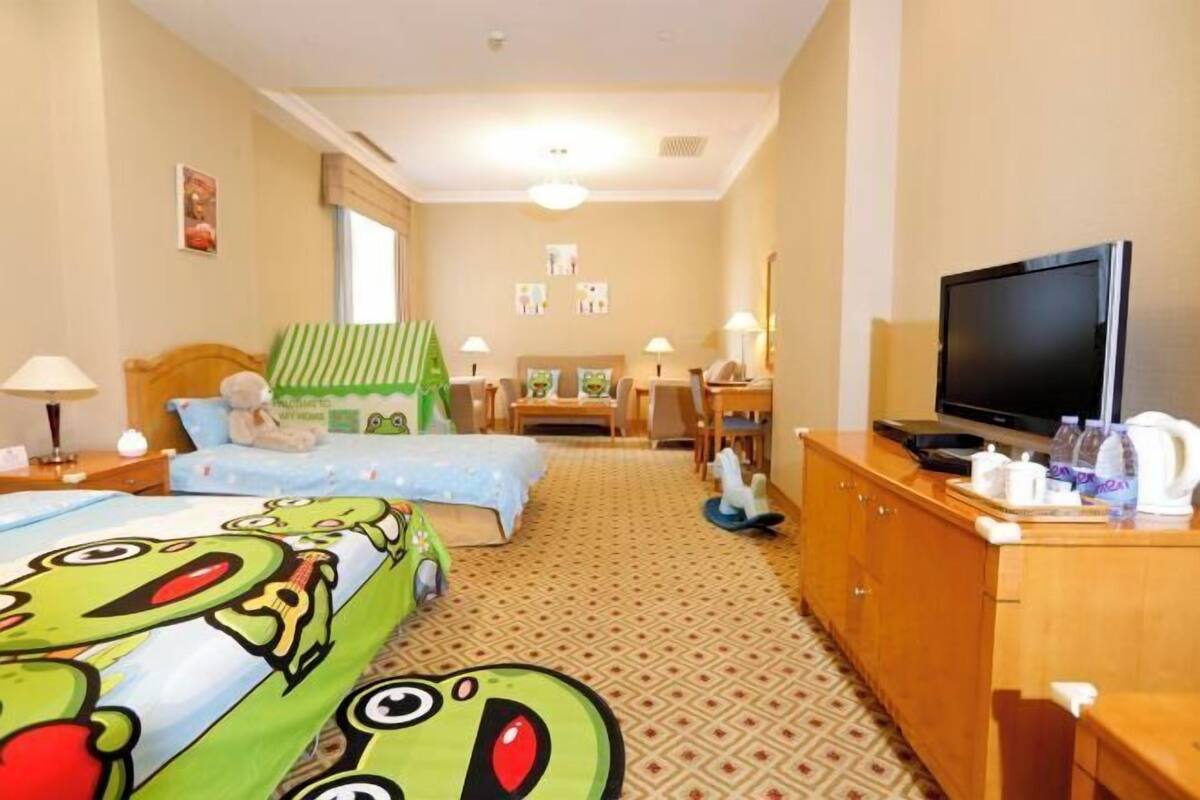 Bar mini, peti besi dalam bilik, meja, langsir/tirai gelap terus