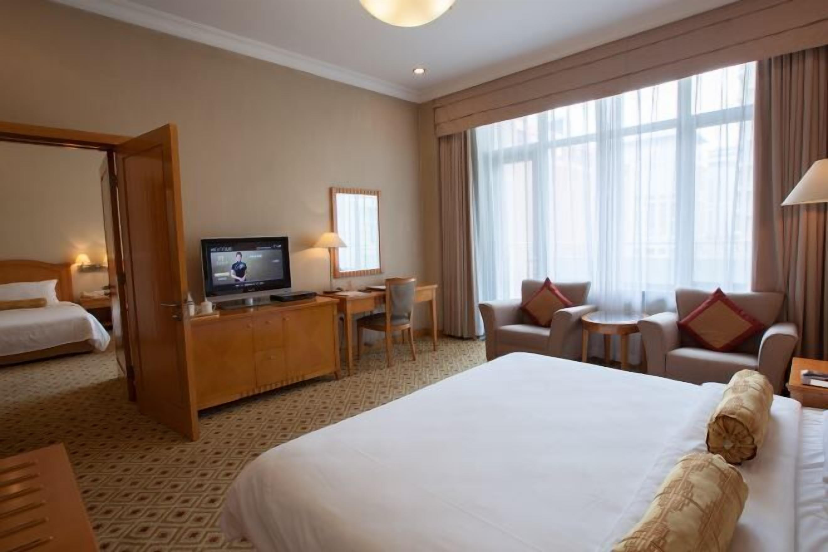 ミニバー、 セーフティボックス (室内)、デスク、遮光カーテン