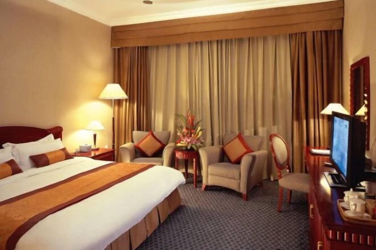 Bar mini, peti besi dalam bilik, meja, langsir/tirai gelap terus