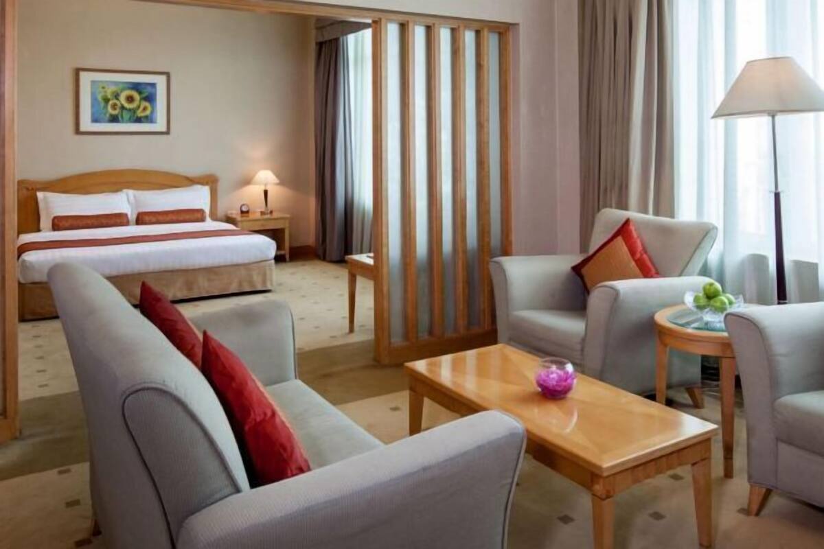 Bar mini, peti besi dalam bilik, meja, langsir/tirai gelap terus