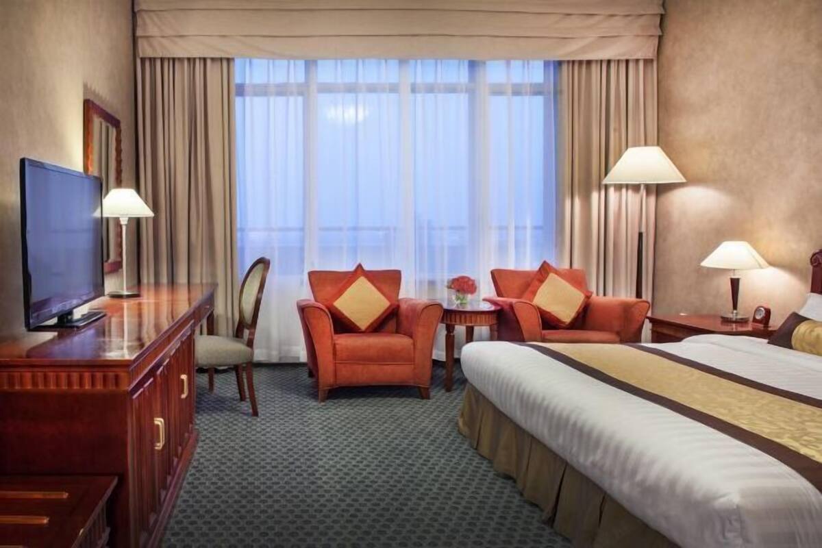 Bar mini, peti besi dalam bilik, meja, langsir/tirai gelap terus