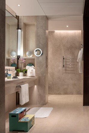 Combined shower/tub, rainfall showerhead, free toiletries, hair dryer - Beijing Hotel (Beijing)