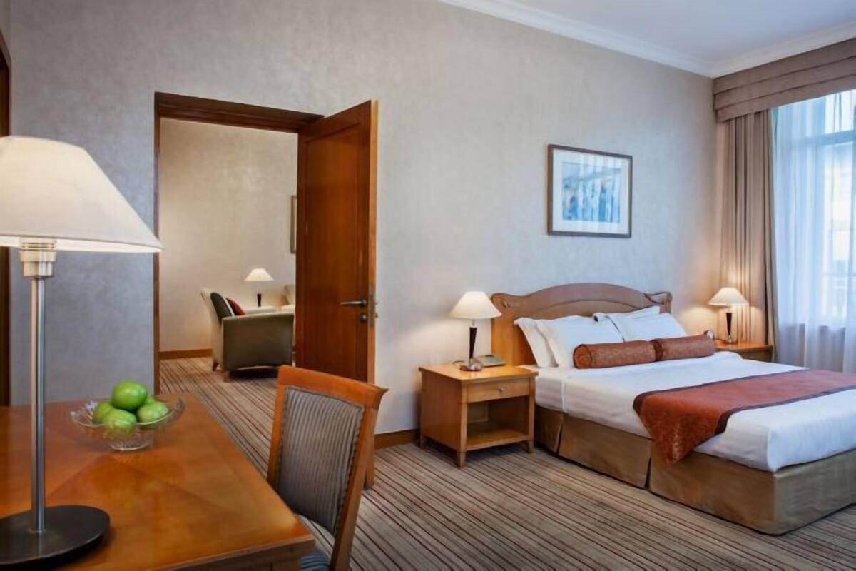 Bar mini, peti besi dalam bilik, meja, langsir/tirai gelap terus