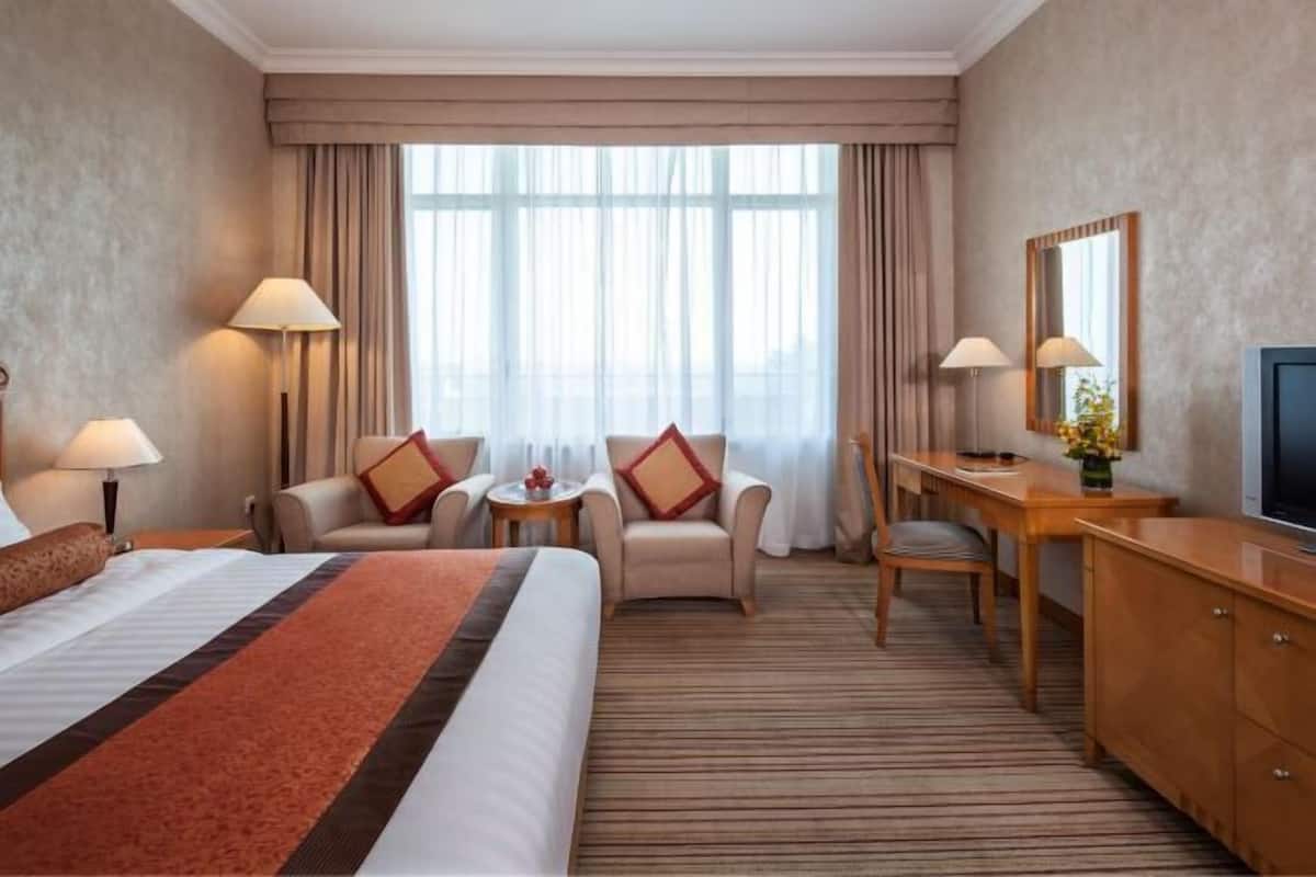 Bar mini, peti besi dalam bilik, meja, langsir/tirai gelap terus