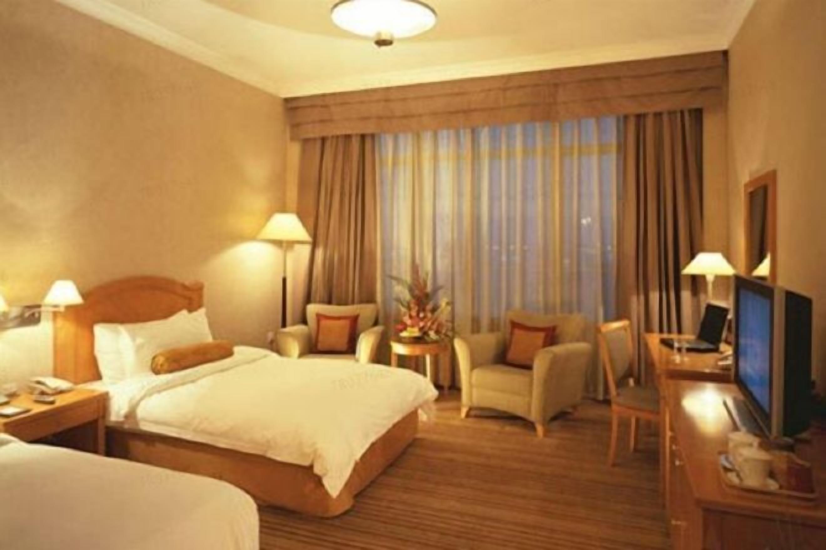 ミニバー、セーフティボックス (室内)、デスク、遮光カーテン