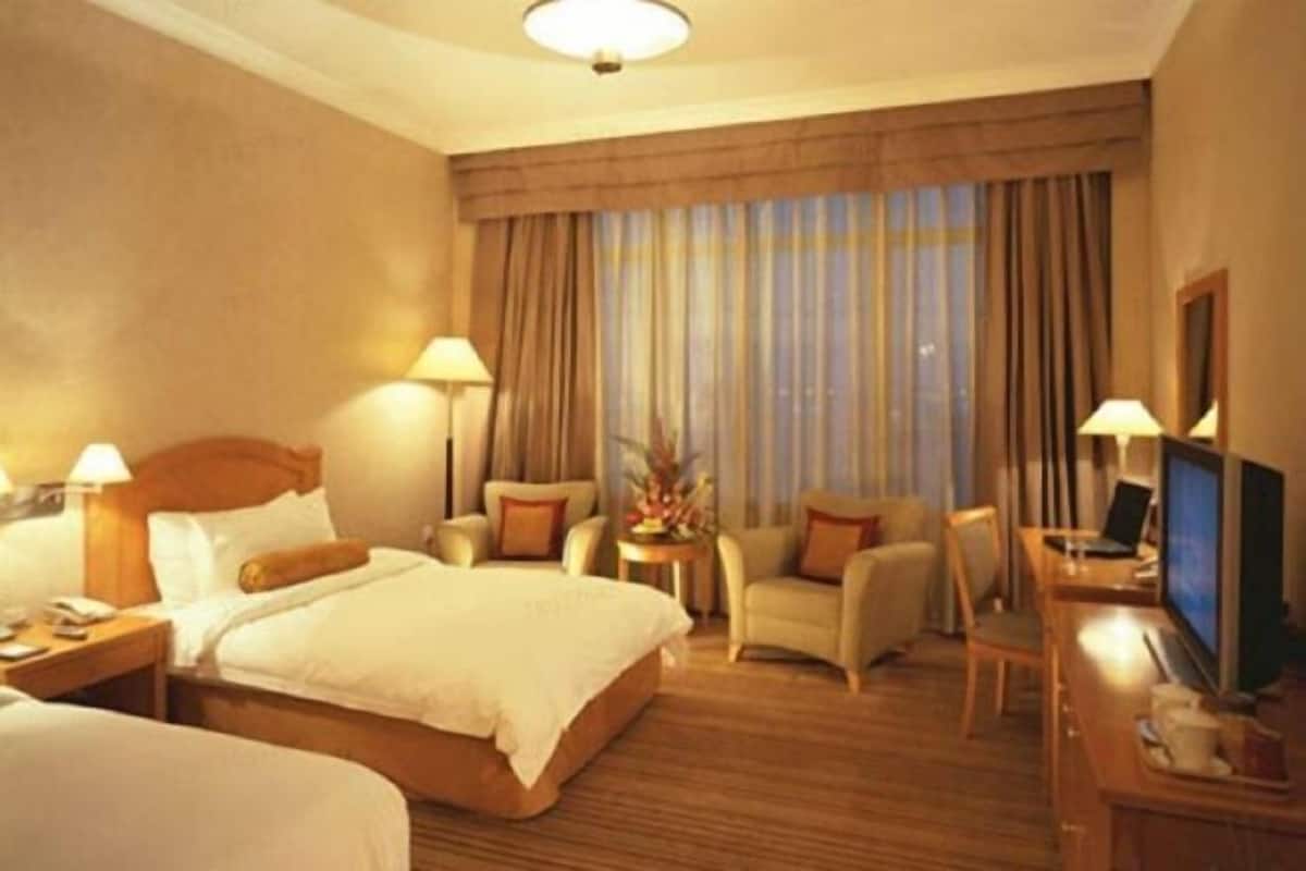 Bar mini, peti besi dalam bilik, meja, langsir/tirai gelap terus