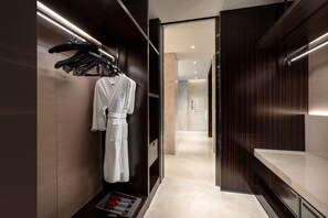 Minibar, caja de seguridad en la habitación y escritorio