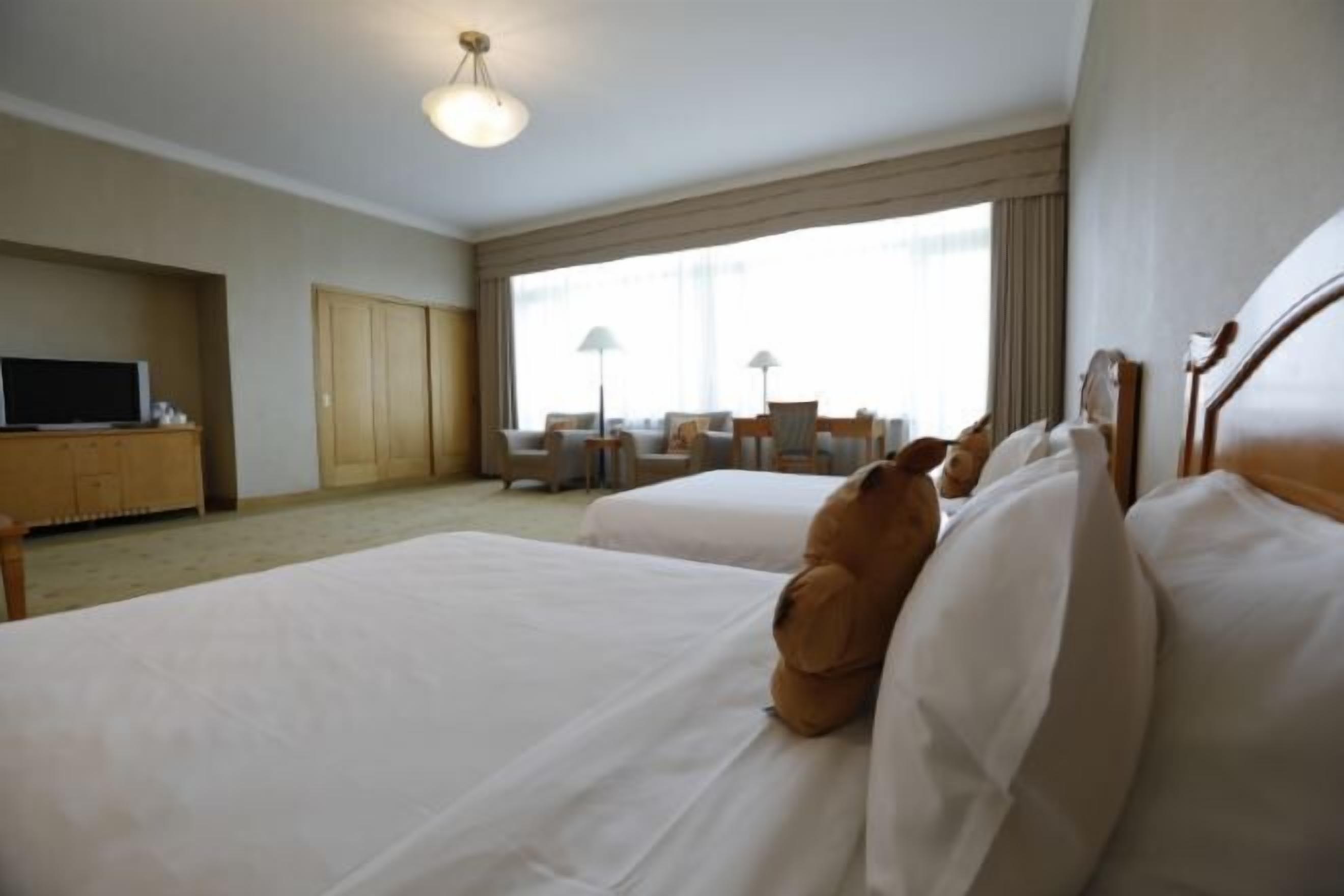 ミニバー、セーフティボックス (室内)、デスク、遮光カーテン