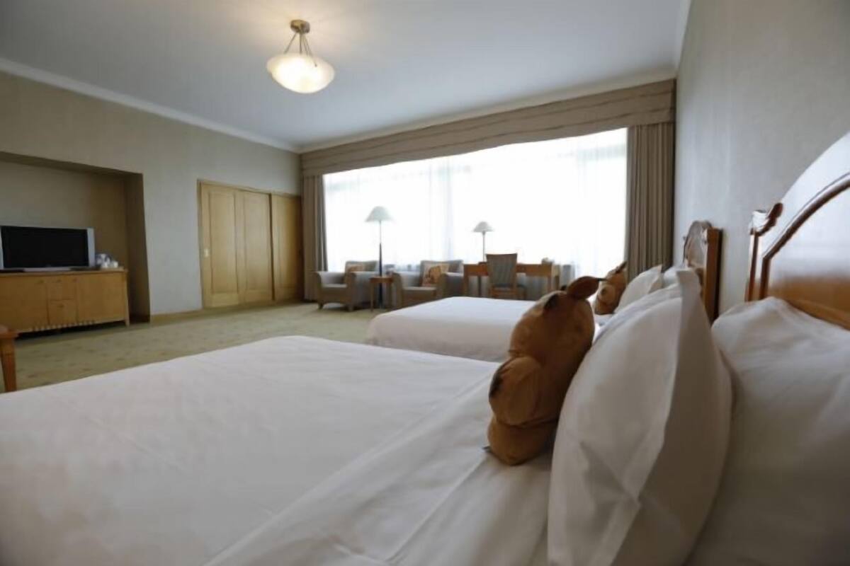 Bar mini, peti besi dalam bilik, meja, langsir/tirai gelap terus