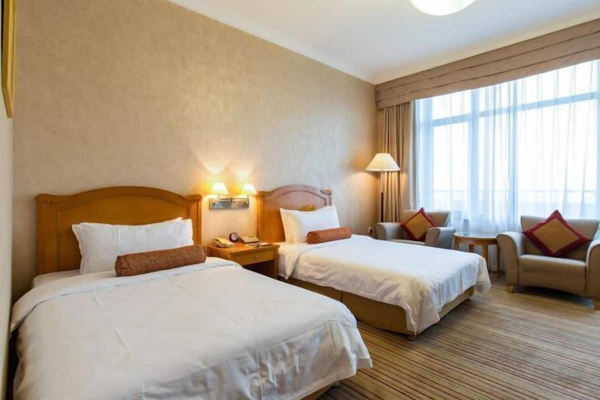 Bar mini, peti besi dalam bilik, meja, langsir/tirai gelap terus