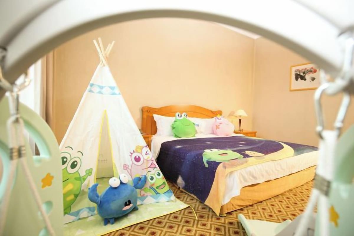 Une chambre d’hôtel avec un lit, une tente et une lampe.
