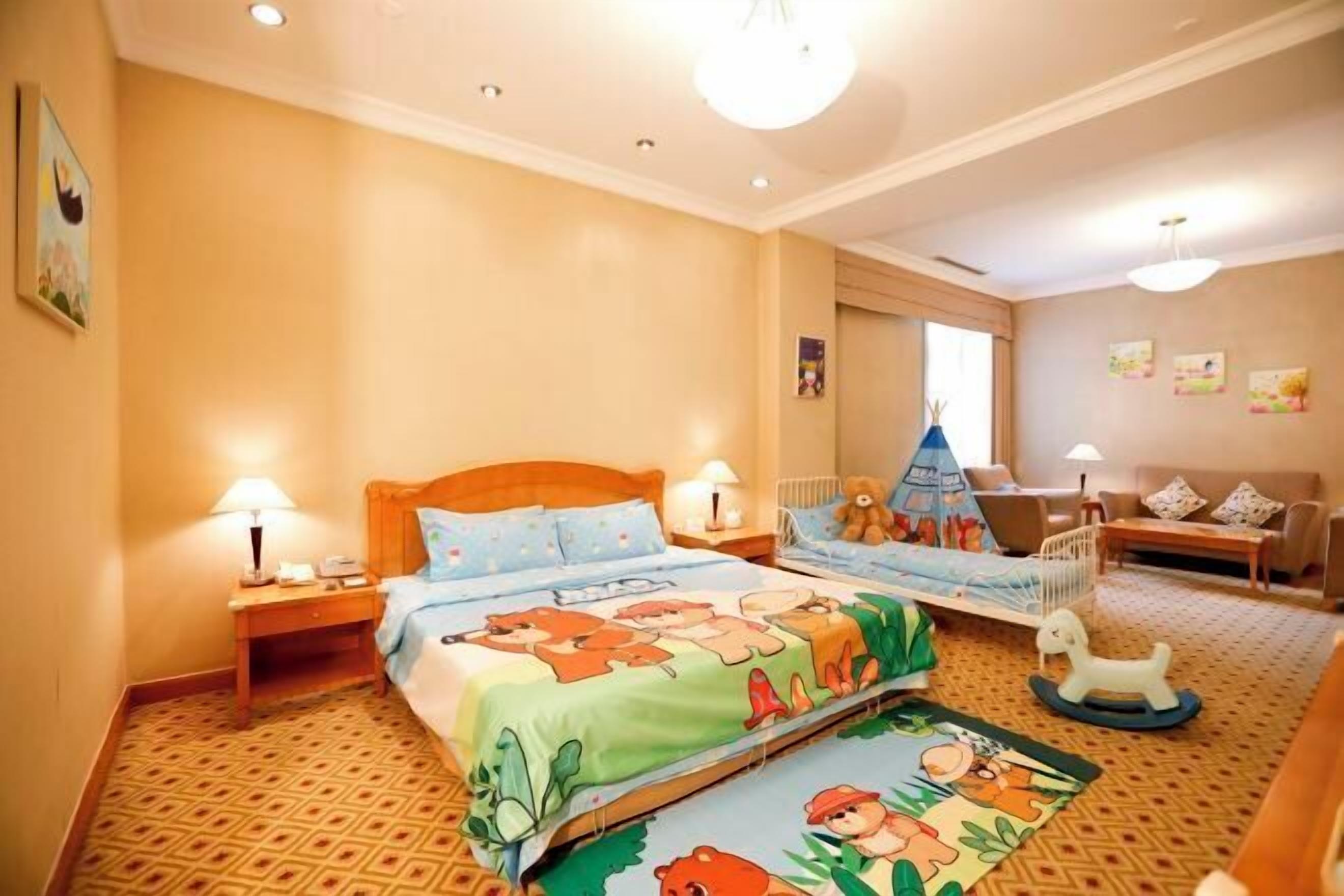 ミニバー、セーフティボックス (室内)、デスク、遮光カーテン