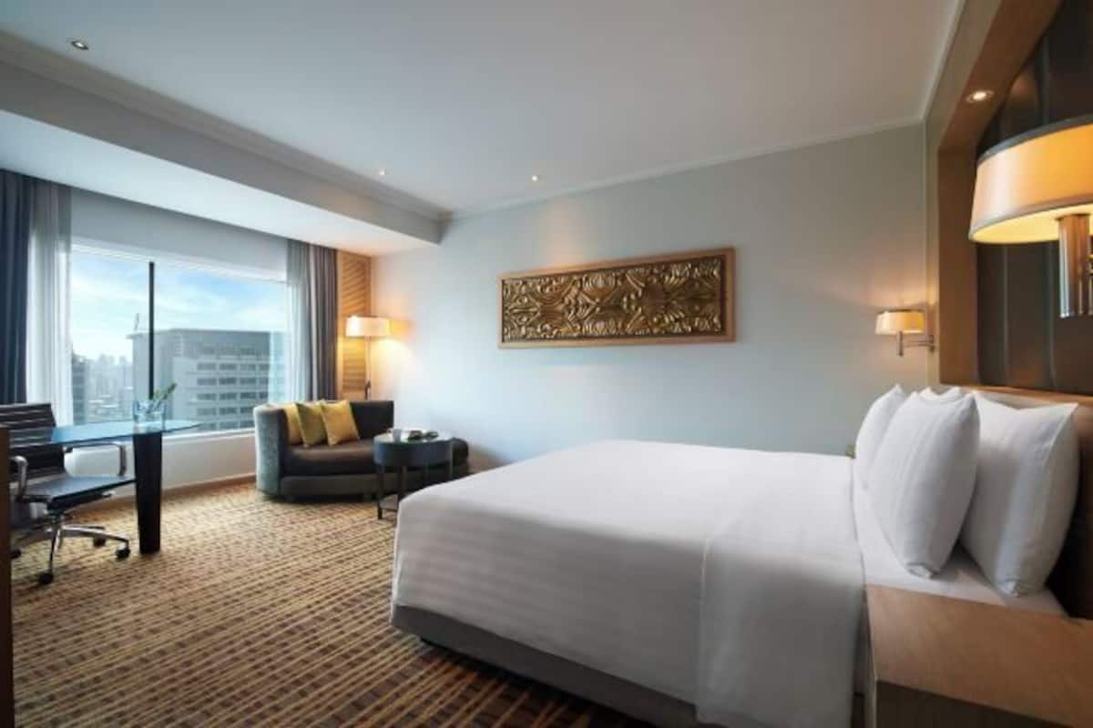 Egyptian cotton sheets, premium bedding, in-room safe, desk