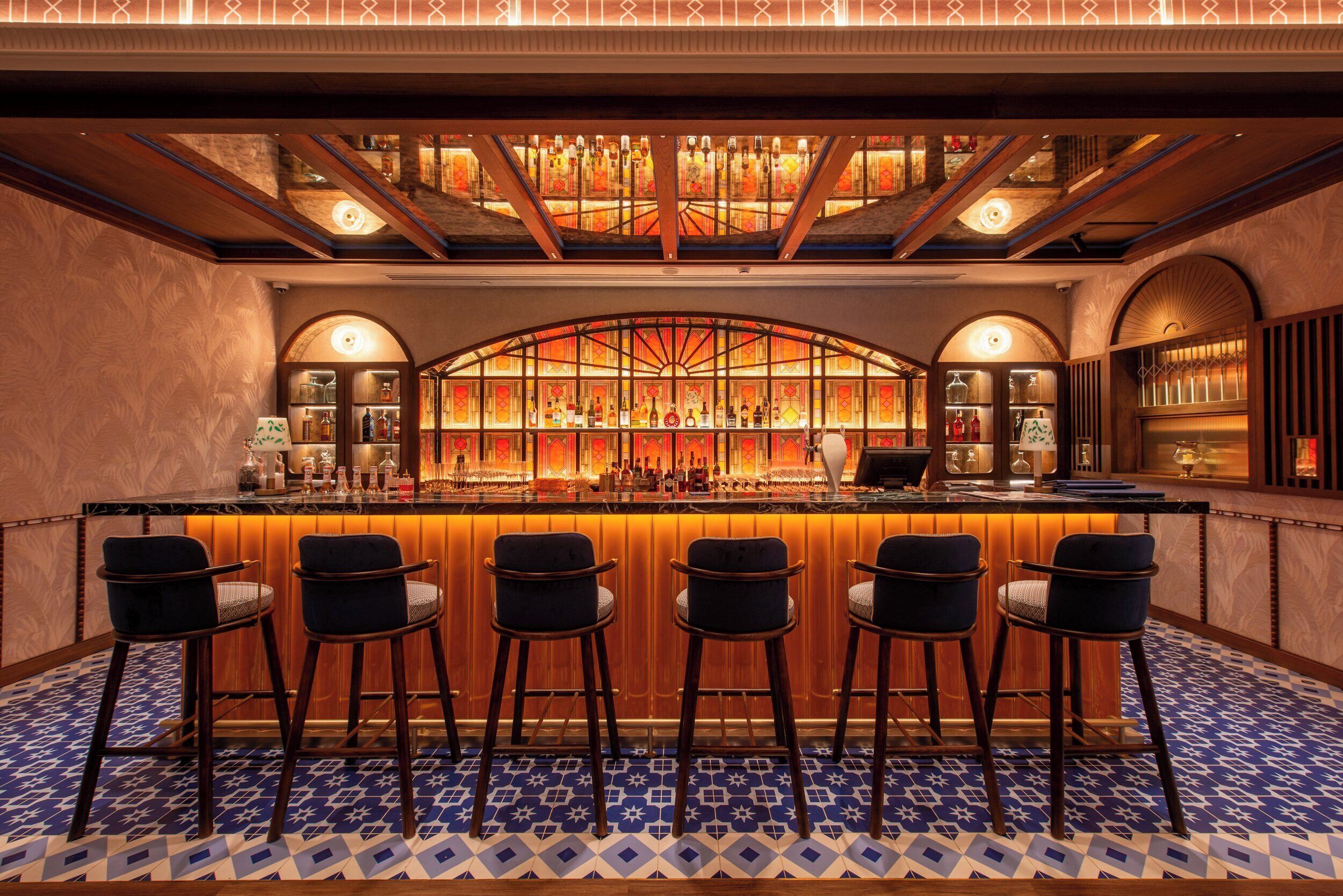 4 restaurants; breakfast, lunch, dinner and brunch served 