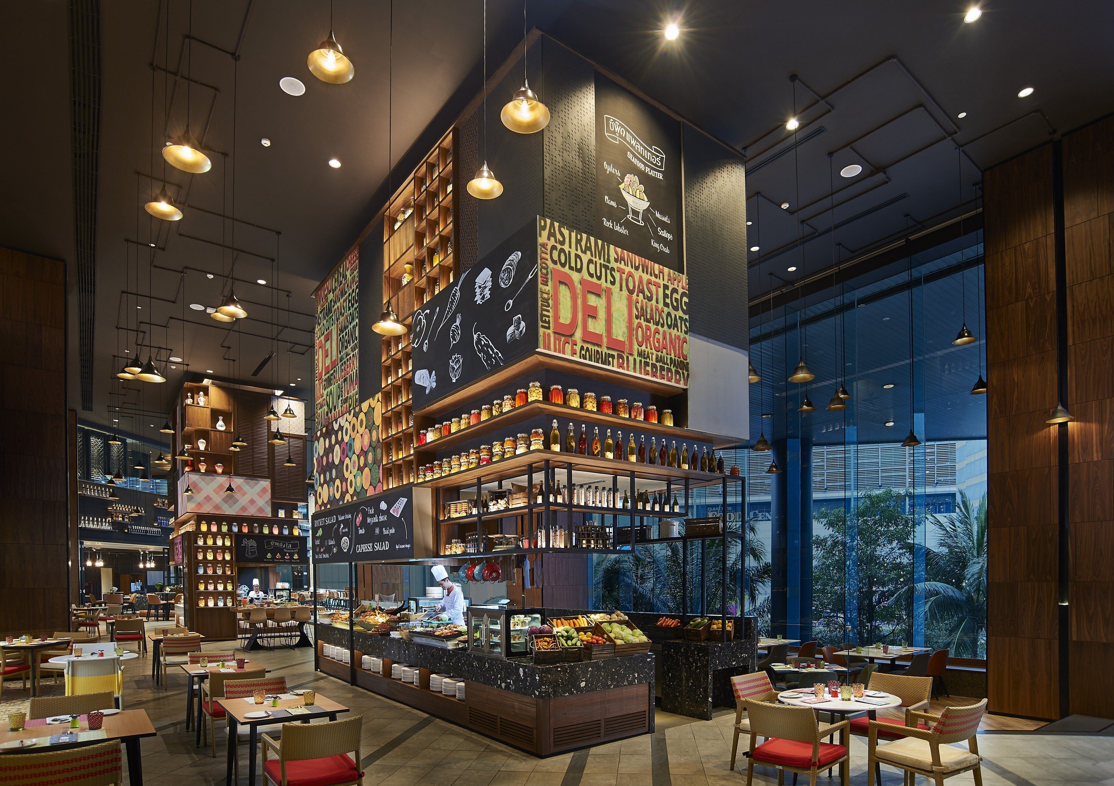4 restaurants; breakfast, lunch, dinner and brunch served 