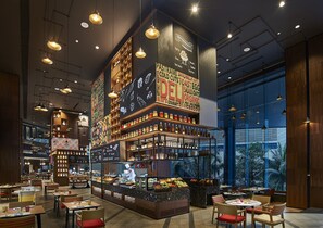4 間餐廳；供應早餐、午餐、晚餐和早午餐