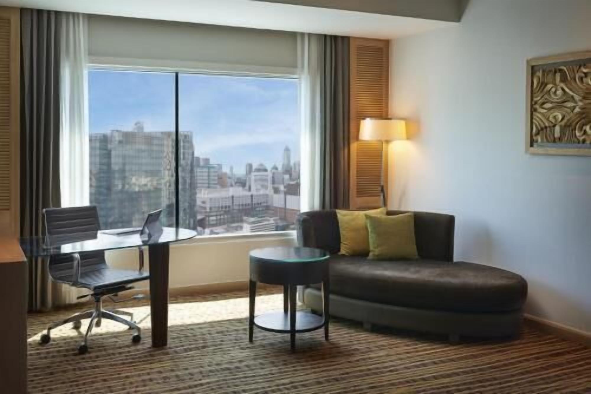 Televisión de pantalla plana, películas con cargo