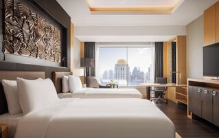 Egyptian cotton sheets, premium bedding, in-room safe, desk