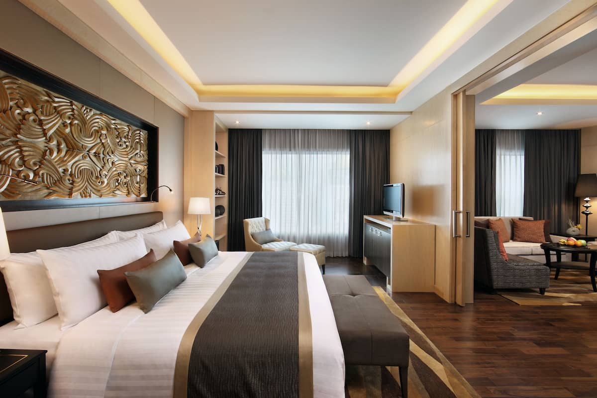 Egyptian cotton sheets, premium bedding, in-room safe, desk