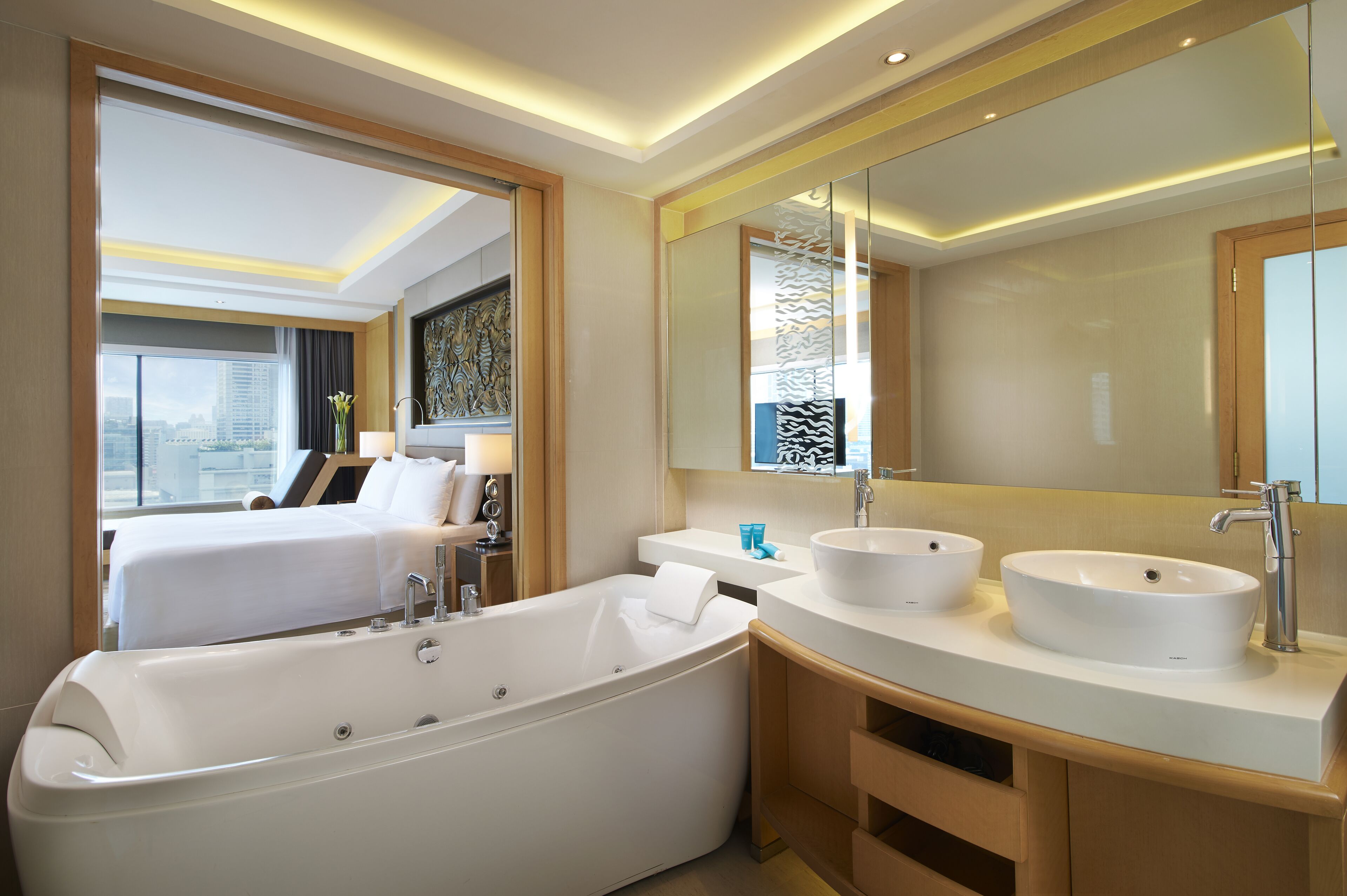 club suite, 1 bedroom, corner | bathroom | free toiletries, hair dryer, bathrobes, slippers