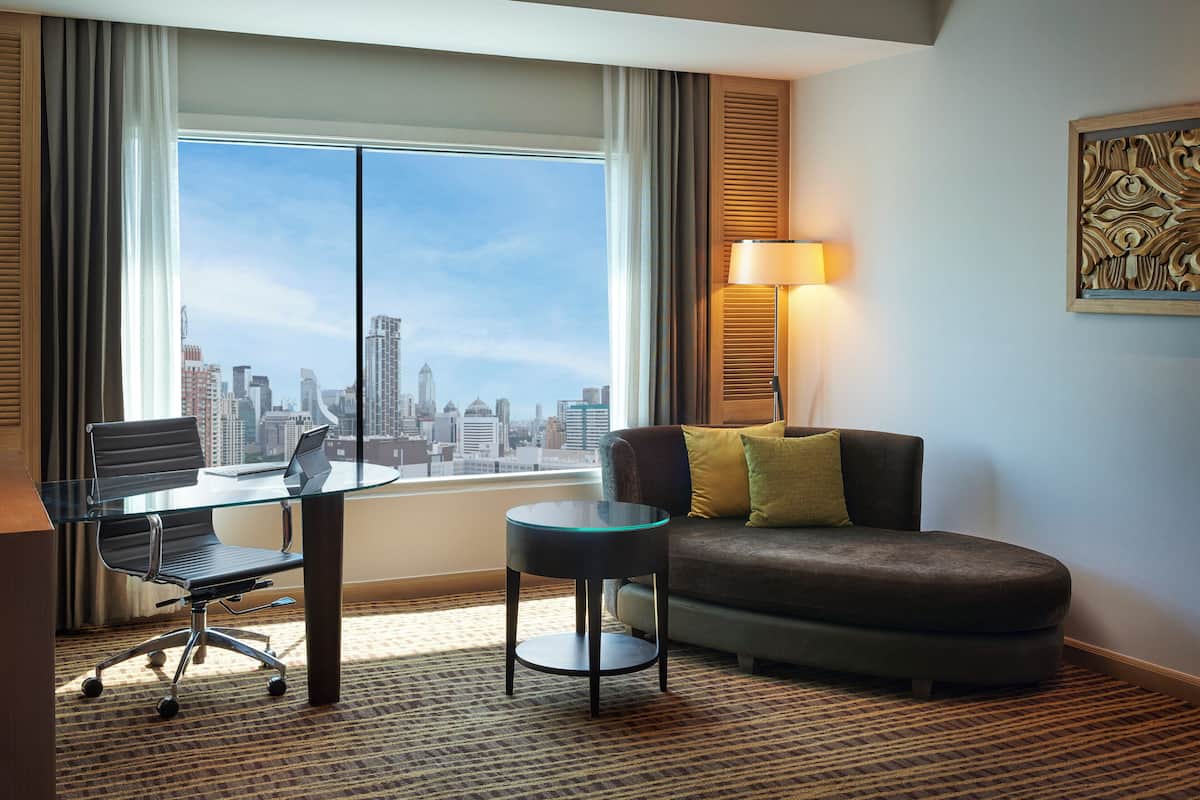 Egyptian cotton sheets, premium bedding, in-room safe, desk