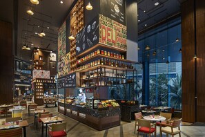 Petit déjeuner buffet (600 THB par personne)