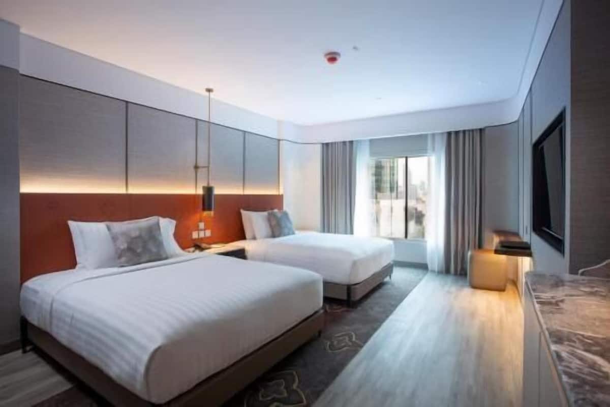 Egyptian cotton sheets, premium bedding, in-room safe, desk