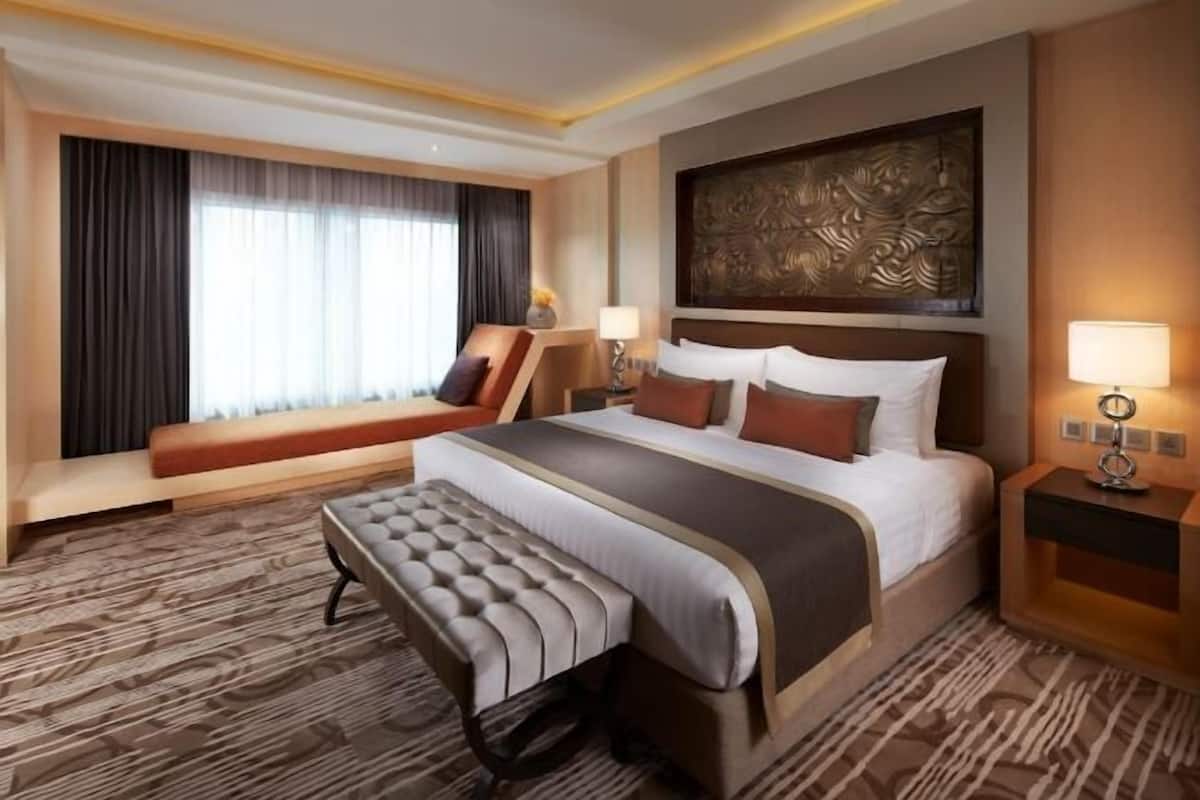 Egyptian cotton sheets, premium bedding, in-room safe, desk