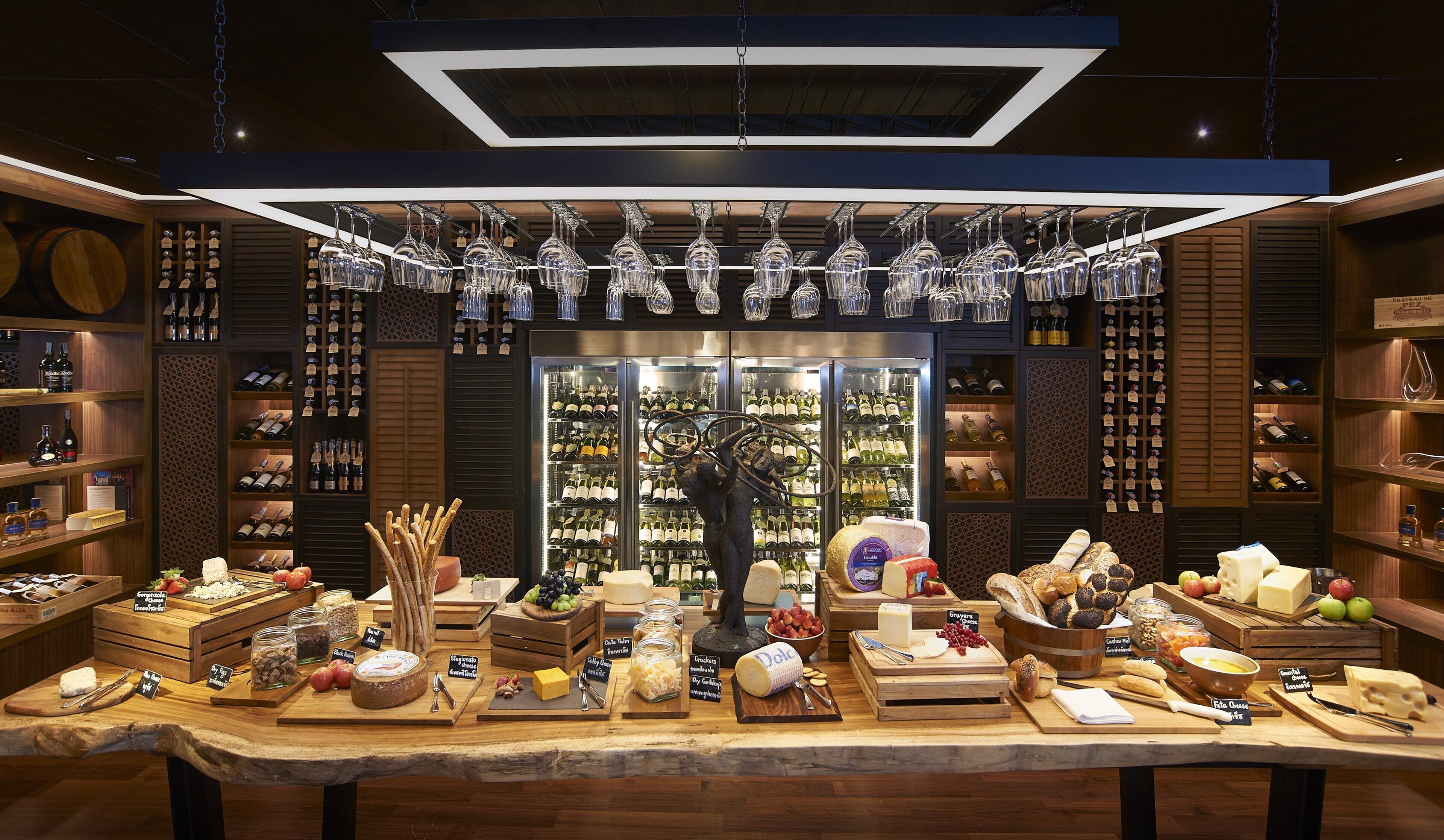 4 restaurants, breakfast, lunch, dinner served; international cuisine