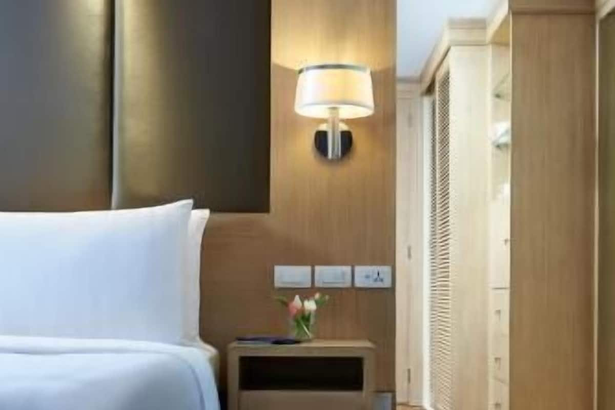 Egyptian cotton sheets, premium bedding, in-room safe, desk