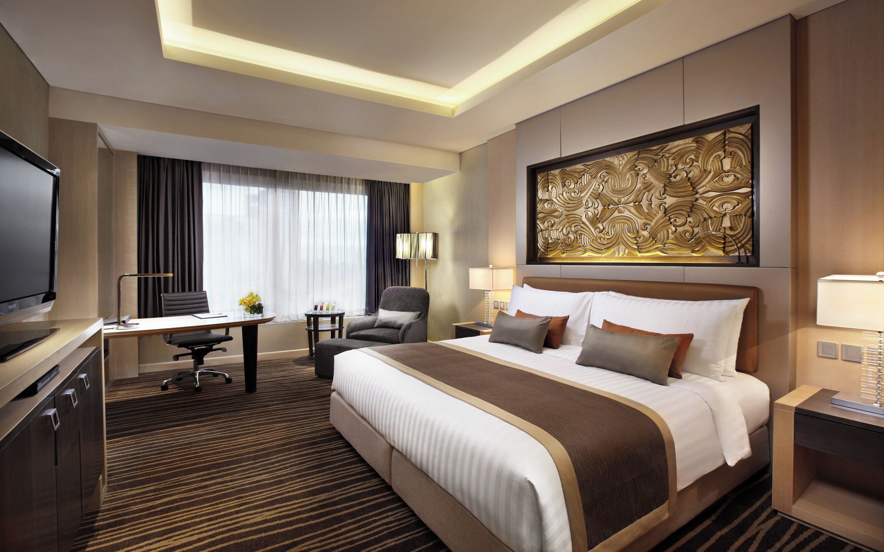 Egyptian cotton sheets, premium bedding, in-room safe, desk