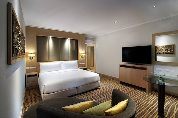 Egyptian cotton sheets, premium bedding, in-room safe, desk