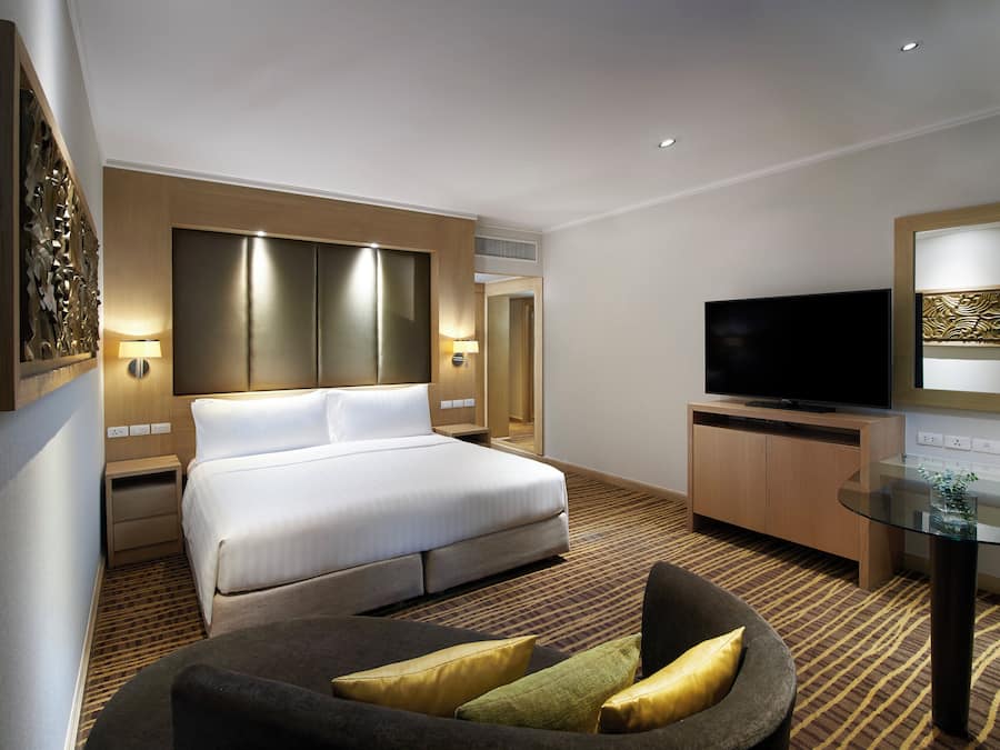 Egyptian cotton sheets, premium bedding, in-room safe, desk