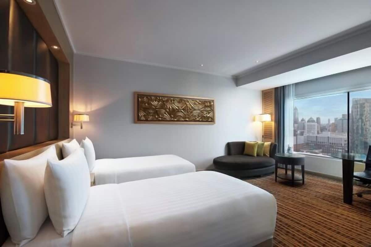 Egyptian cotton sheets, premium bedding, in-room safe, desk