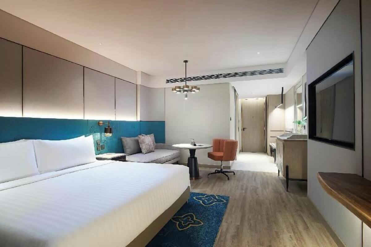 Egyptian cotton sheets, premium bedding, in-room safe, desk